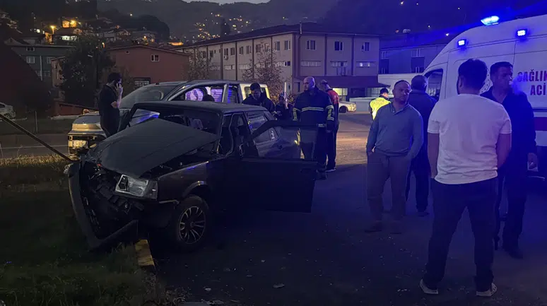 Zonguldak'ta otomobil ile hafif ticari araç çarpıştı