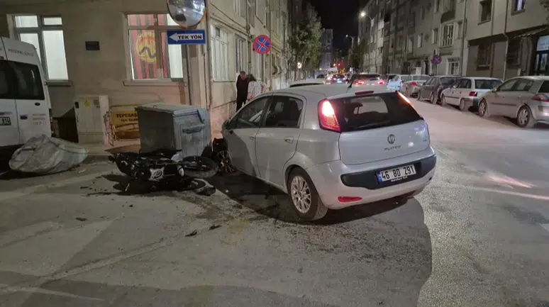 Eskişehir'de Motosikletin Otomobile Çarptığı Kaza Kameraya Yansıdı