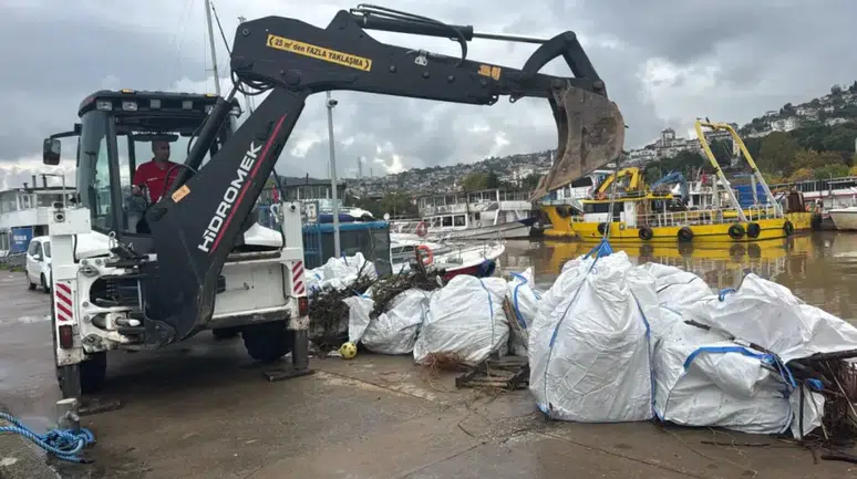 İzmit Körfezi’nden 10 kamyon atık çıkarıldı