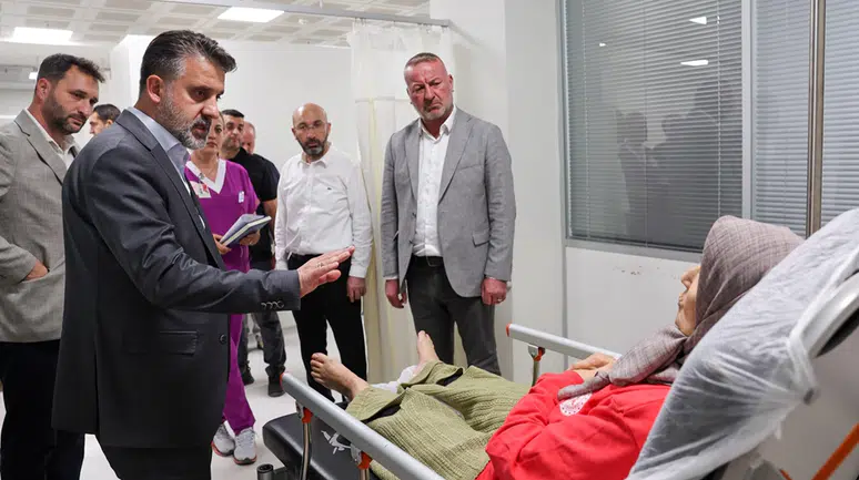 Şahin Biba, Akhisar'daki kazada yaralananları hastanede ziyaret etti