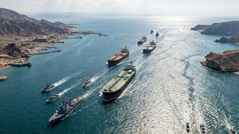 Hürmüz Boğazı'ndan geçmeye çalışan süper tanker mayına çarptı