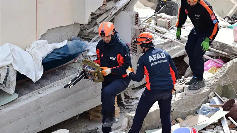 Vali Gül'den Maltepe'de çöken binadaki arama kurtarma çalışmalarına ilişkin açıklama