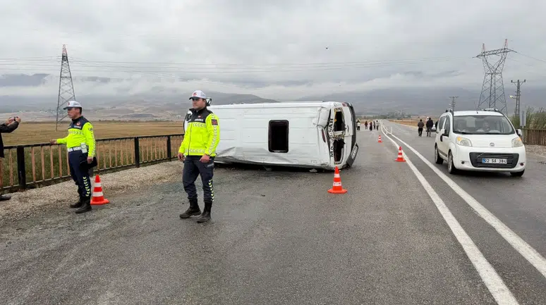 Hakkari Yüksekova'da Öğrenci Servisi Devrildi: 12 Yaralı