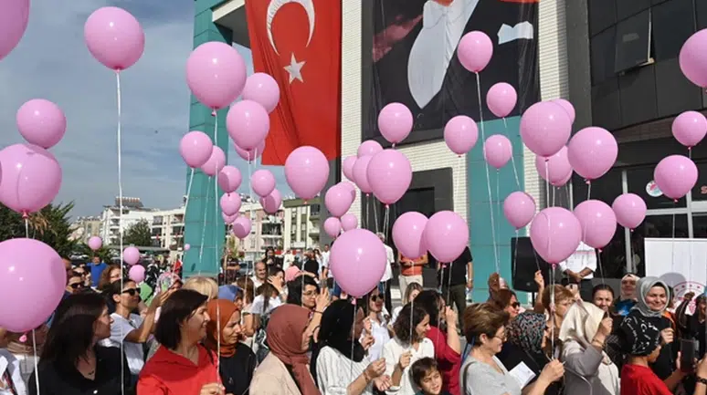 Antalya'da meme kanseri farkındalığı için pembe balonlar uçuruldu