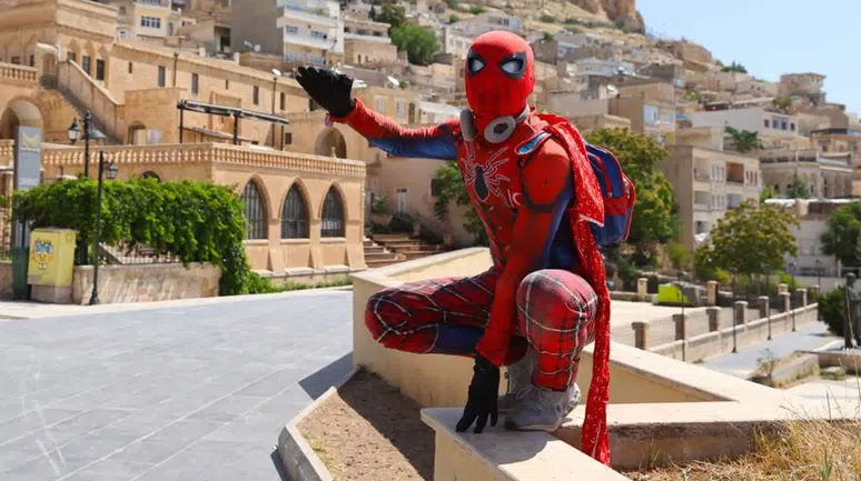 Türkiye’yi gezen Örümcek Adamı yıkadılar