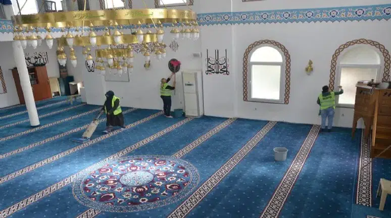 Menderes'te cami temizlikleri başladı