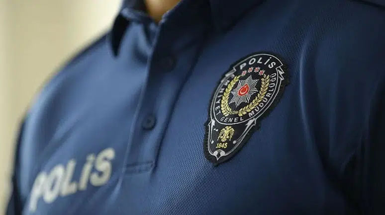 Hatay'da polis memurları motoru arızalanan aracı nasıl itti ?