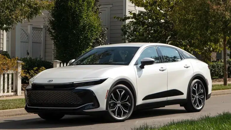 2027 model Toyota Crown neleriyle dikkat çekiyor ve hibrit sistemi neden önemli?