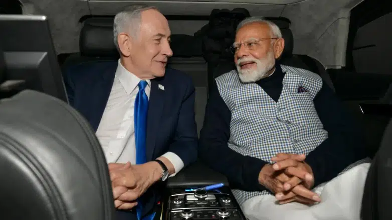Netanyahu, Hindistan Başbakanı Modi'yi Hint kıyafetiyle karşıladı