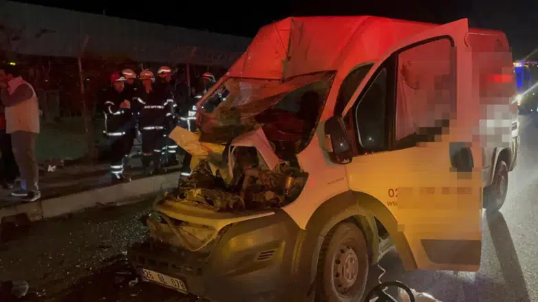 Eskişehir'de panelvan araç, tıra ok gibi saplandı : 2 yaralı