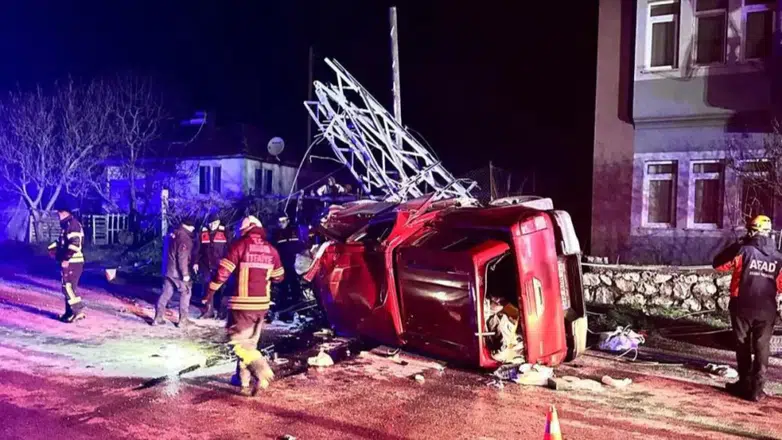 Amasya'da kamyonetin çarptığı direk ikiye bölündü