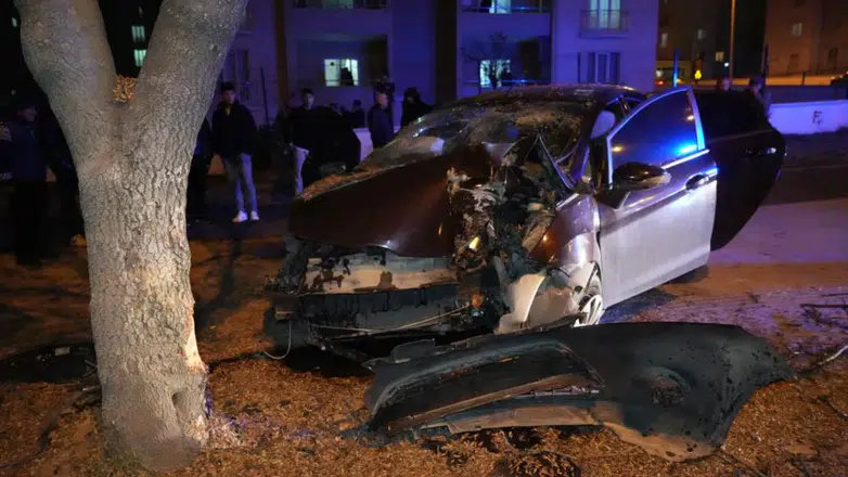 Kırıkkale'de otomobil ağaca çarptı : Yaralılar var