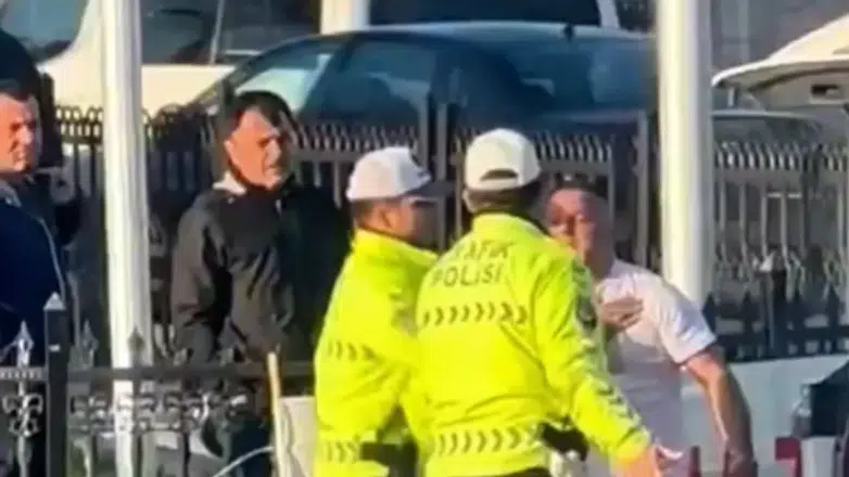 Sakarya’da trafik uygulamasında skandal görüntüler : Motosikleti yere fırlatıp polise küfürler yağdırdı