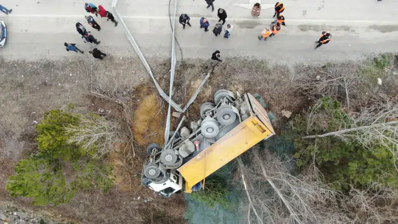 Kastamonu'da korkunç kaza : Sürücü fenalaştı, kamyon şarampole devrildi