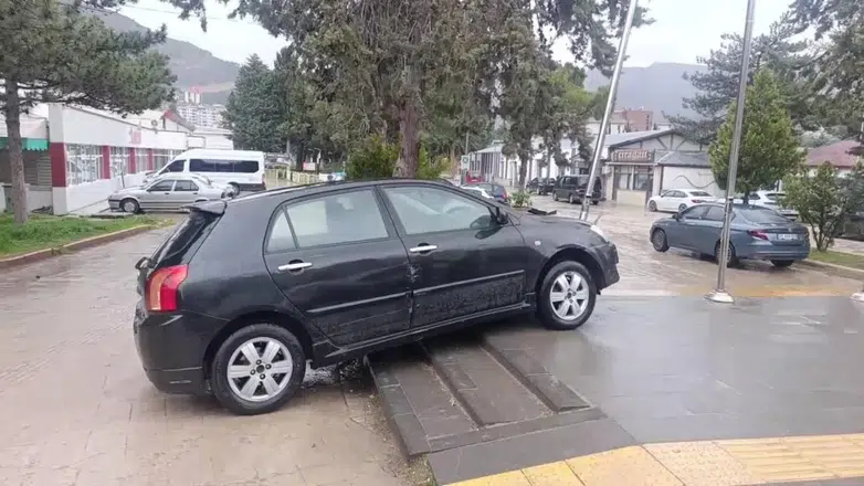 Amasya'da kontrolden çıkan otomobil, durağı teğet geçti