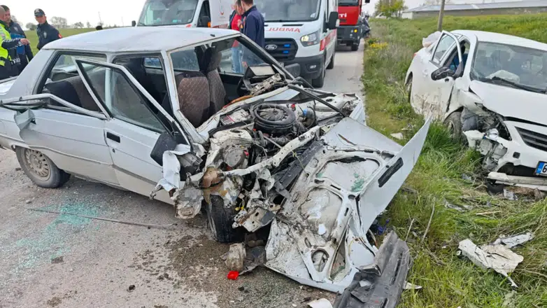 Aksaray Sultanhanı'nda iki otomobil çarpıştı : 1'i ağır, 4 yaralı