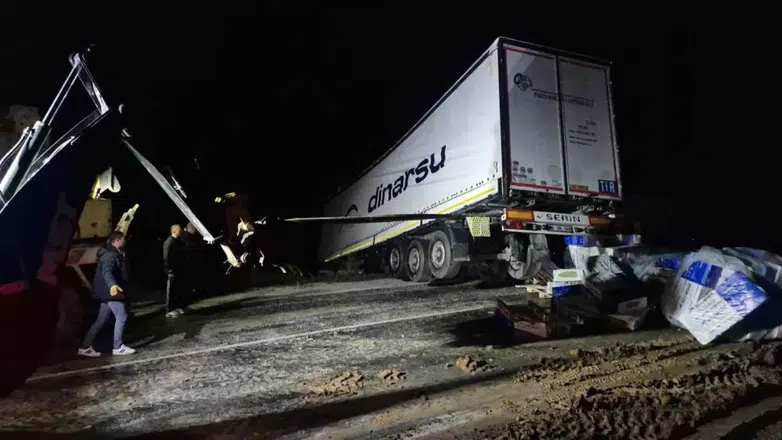 Çorum'da tır devrildi : Ankara - Tokat karayolu ulaşıma kapandı