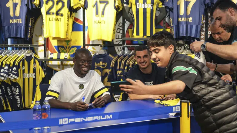 Fenerbahçeli N'Golo Kante ve Levent Mercan, imza gününde taraftarlarla buluştu