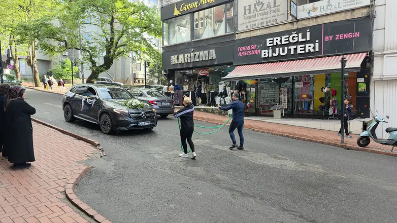 Zonguldak'ta sıra dışı olay : Düğün konvoyunun önünü zincirli halatla kestiler