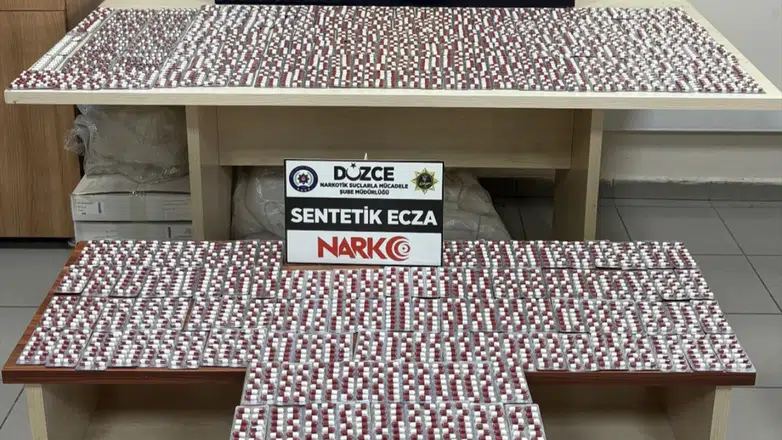 Düzce'de araç döşemelerine saklanmış binlerce uyuşturucu hap ele geçirildi