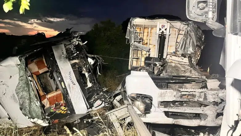 Manisa Kula'da iki tır çarpıştı : 1'i ağır 2 yaralı