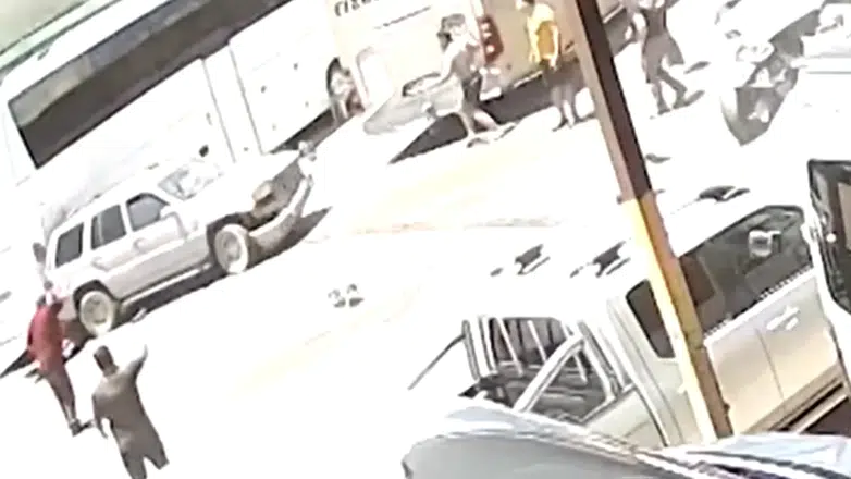 Antalya'da gaz pedalı takılan otomobil kafeteryaya ve tamirhaneye daldı : O anlar kamerada