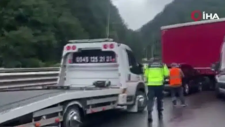 TEM Otoyolu'nun Bolu Dağı geçişinde kaza : 2 kişi yaralandı