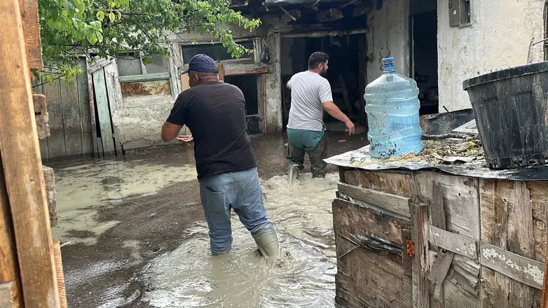 Burdur'da sağanak yağış etkili oldu, bazı evleri su bastı