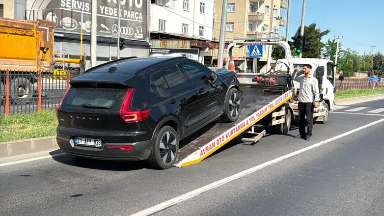 Diyarbakır'da yolun karşısına geçmek isteyen yayaya araç çarptı