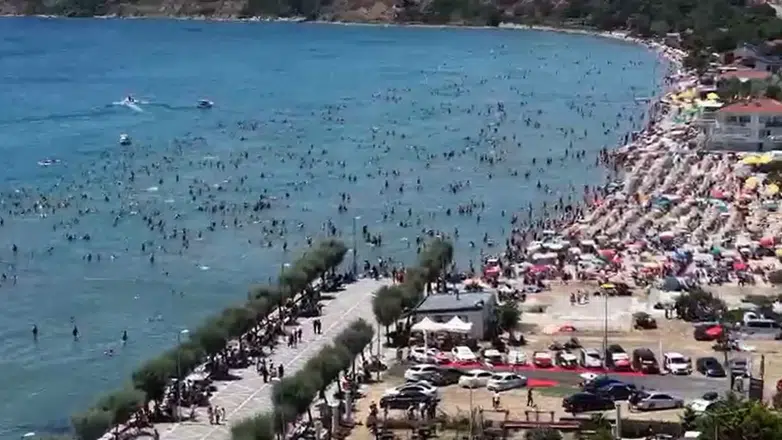 Sıcak havadan bunalan İstanbullular plajlara akın etti