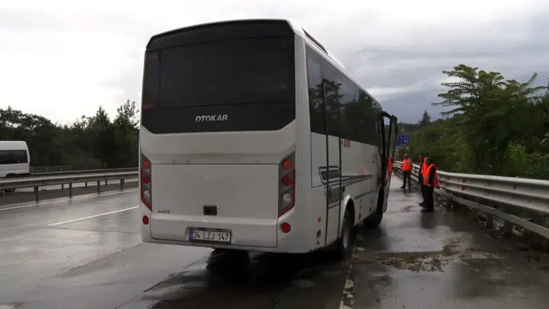 Eyüpsultan Hasdal Yolu'nda servis aracı kaza yaptı : 3 kişi yaralandı