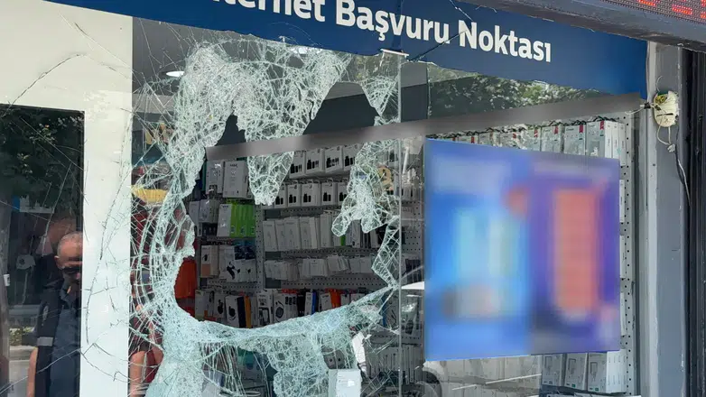 Başakşehir'de maskeli hırsızlar camını odunla kırdıkları dükkandan 400 bin liralık telefon çaldı