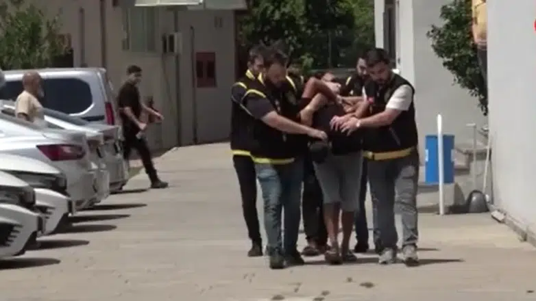Adana'da mezarlıkta kapkaç yapan şüpheliler çaldıkları telefondan 97 bin TL aktardı
