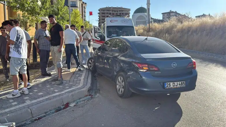 Eskişehir'de otobüs ile minibüs çarpıştı : Çok sayıda yaralı var