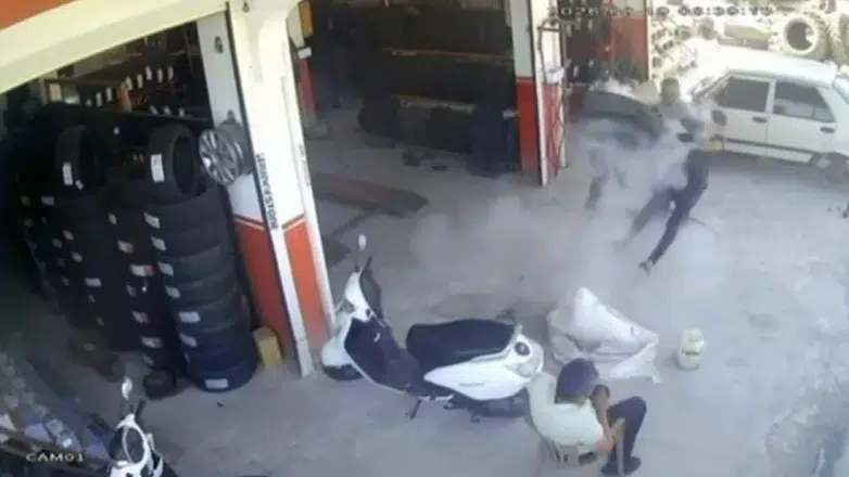 Gaziantep'te otomobil lastiği bomba gibi patladı : İşçi havaya savruldu
