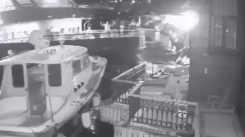 Üsküdar'da yolcu vapuru Derin Mermerci'nin yalısına çarptı