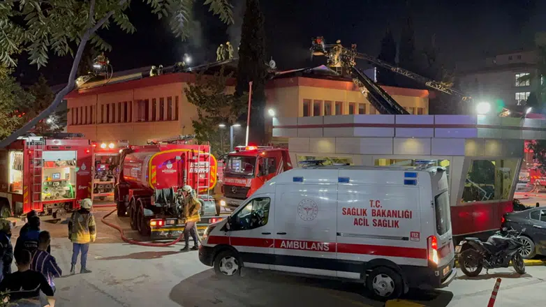 Kartal Koşuyolu Hastanesi'nin ek binasında çıkan yangın söndürüldü