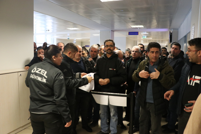 EYT'liler SGK önlerinde yoğunluk oluşturdu 6