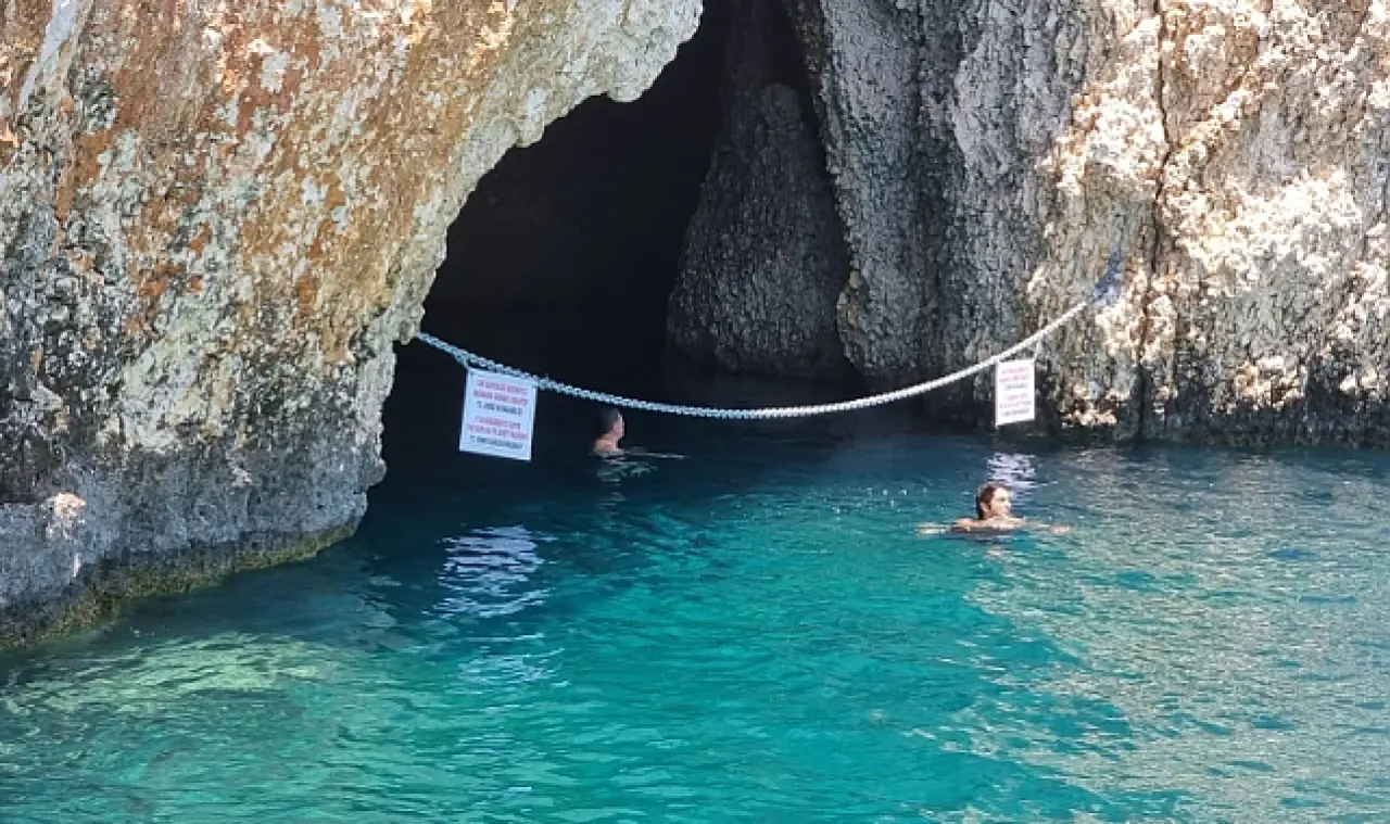 Akdeniz Foku İçin Demre Korsan Mağarasına Zincir Çekildi - Haberler - TamgaTürk