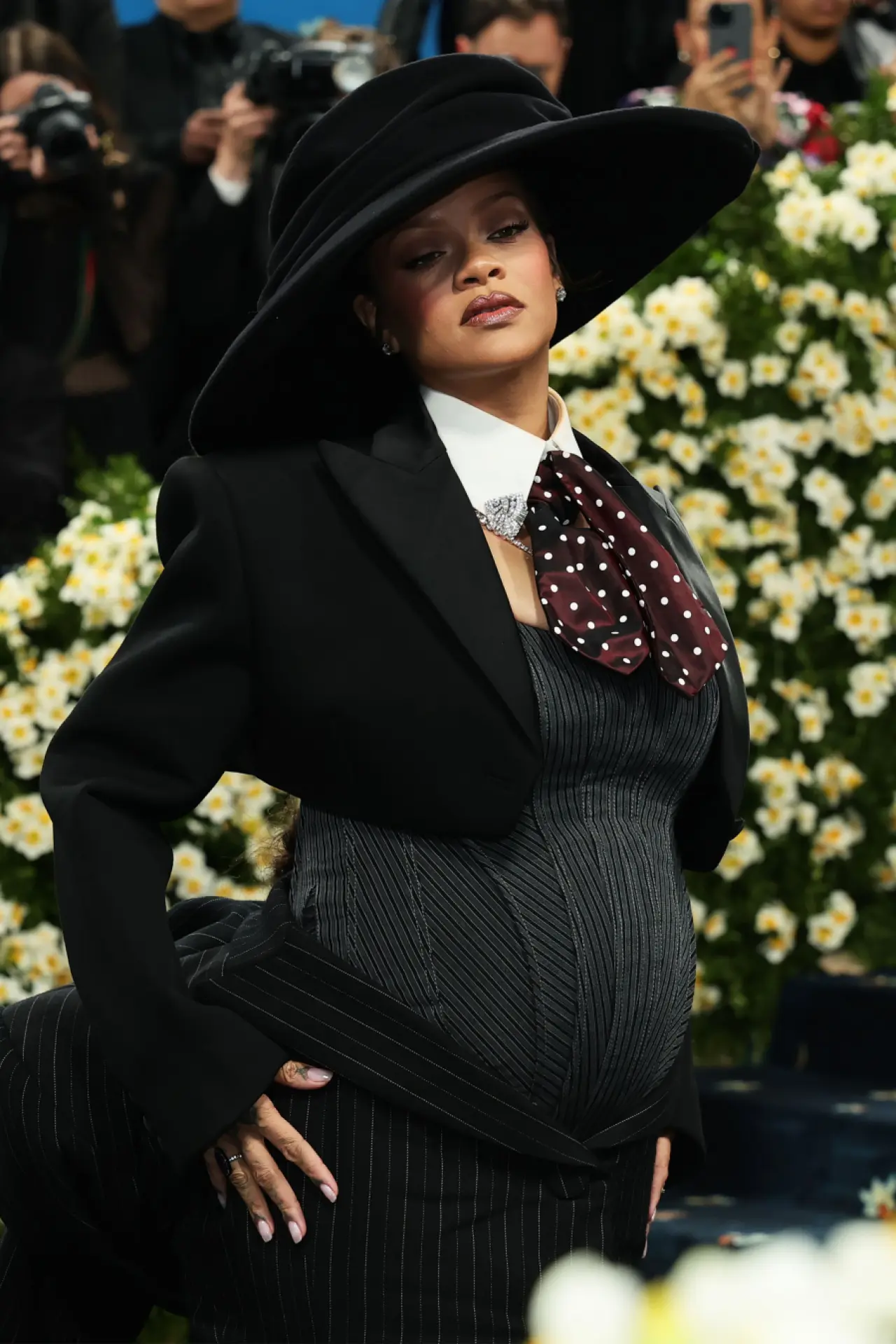 Rihanna Hamile! 2025 Met Gala’da Karnı İlk Kez Görüntülendi