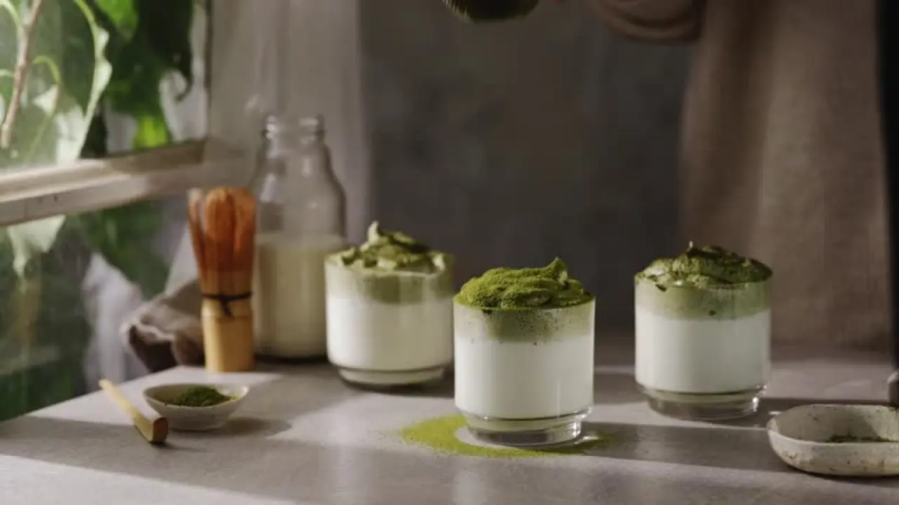 198 Matcha Latte Stock Videos, Footage, & 4K Video Clips - Getty Images | Hand holding matcha latte, Iced matcha latte, Matcha latte bottle