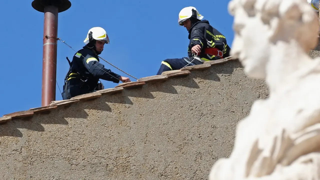 Vatican smoke signals: The science behind the smoke - CNET