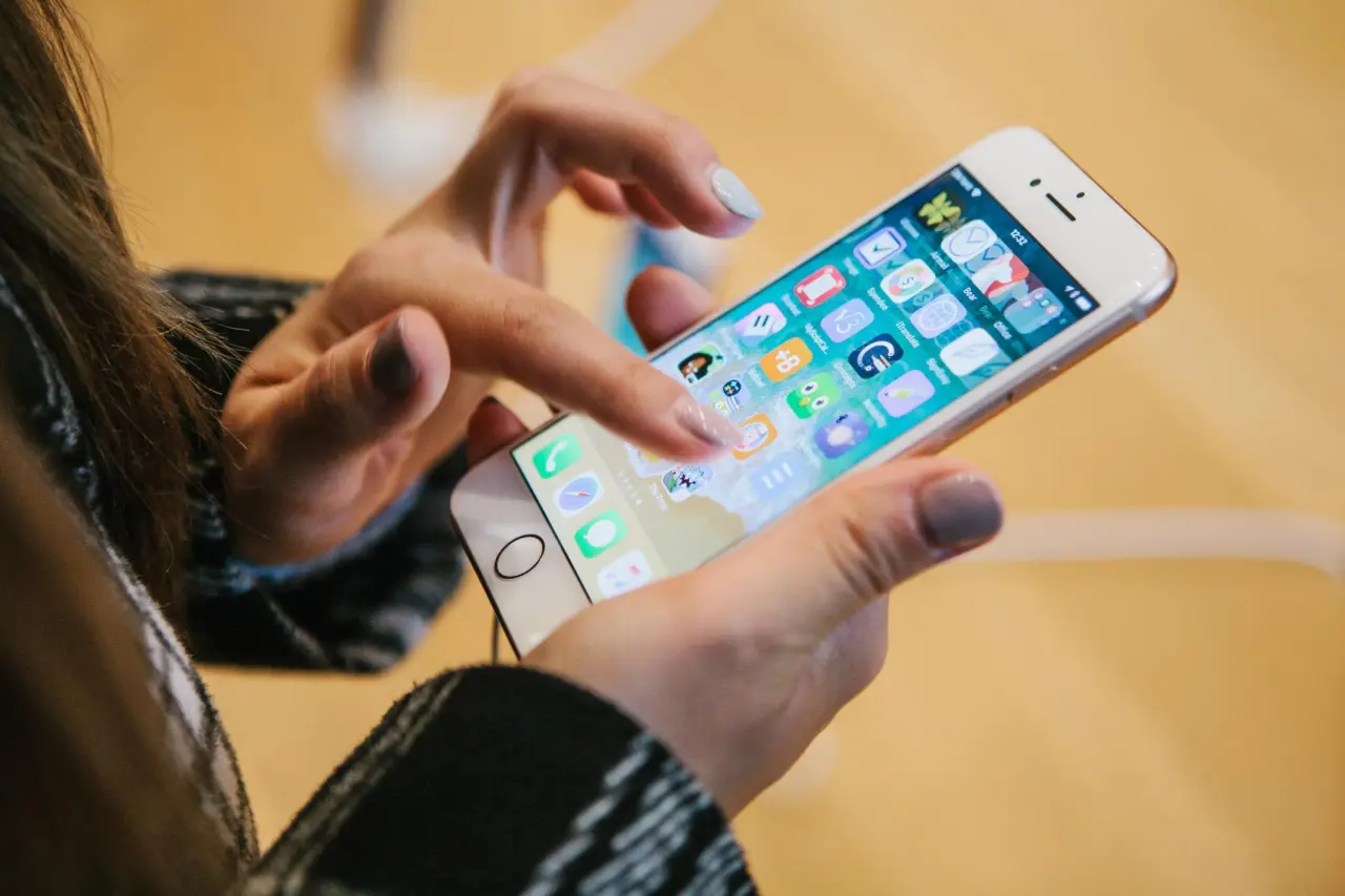 Google finds evidence of attempted mass iPhone hack | CNN Business