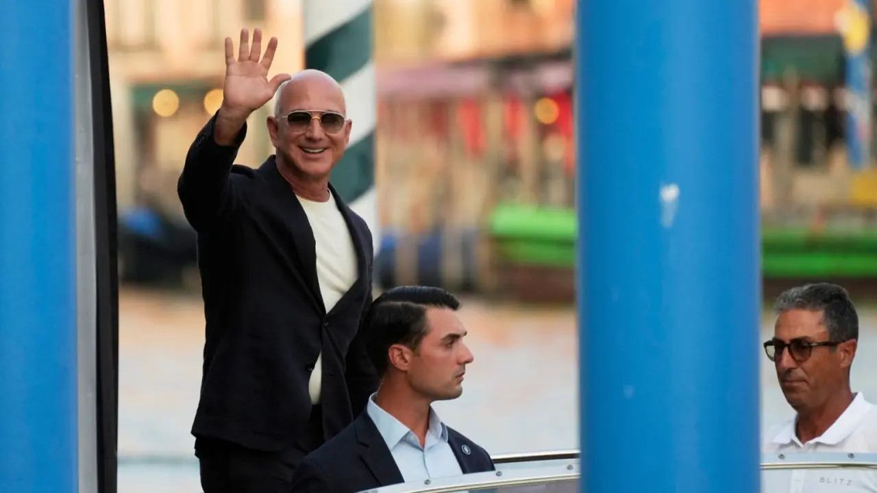 Jeff Bezos and Lauren Sánchez arrive in Venice as protests continue | Euronews