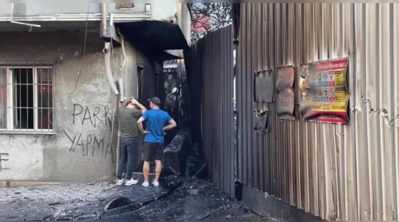 Bağcılar’da izolasyon malzemeleri yandı, 3 katlı binada hasar oluştu