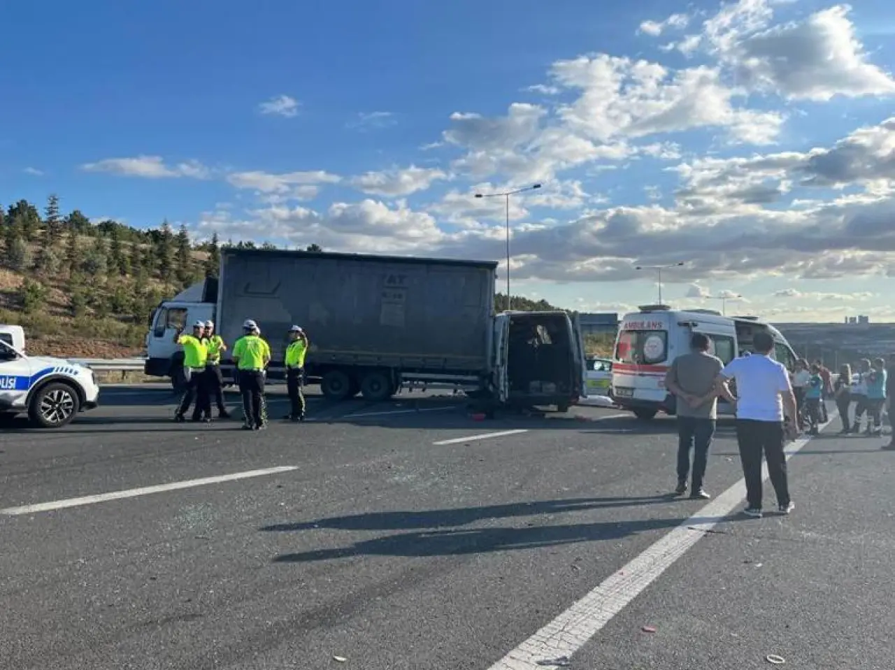 Ankarada servis minibüsü kamyona arkadan çarptı; 1 ölü, 5 yaralı
