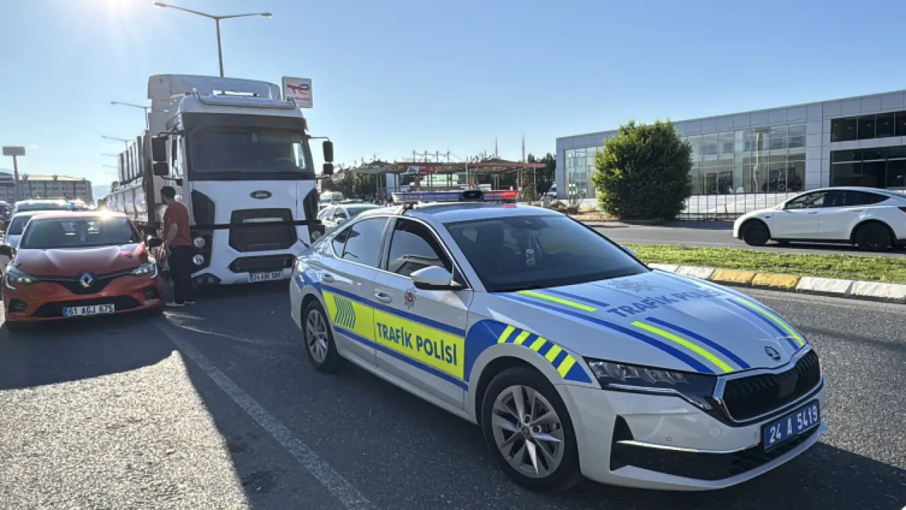 Erzincan'da yolcu otobüsü ile tır çarpıştı: 3 yaralı