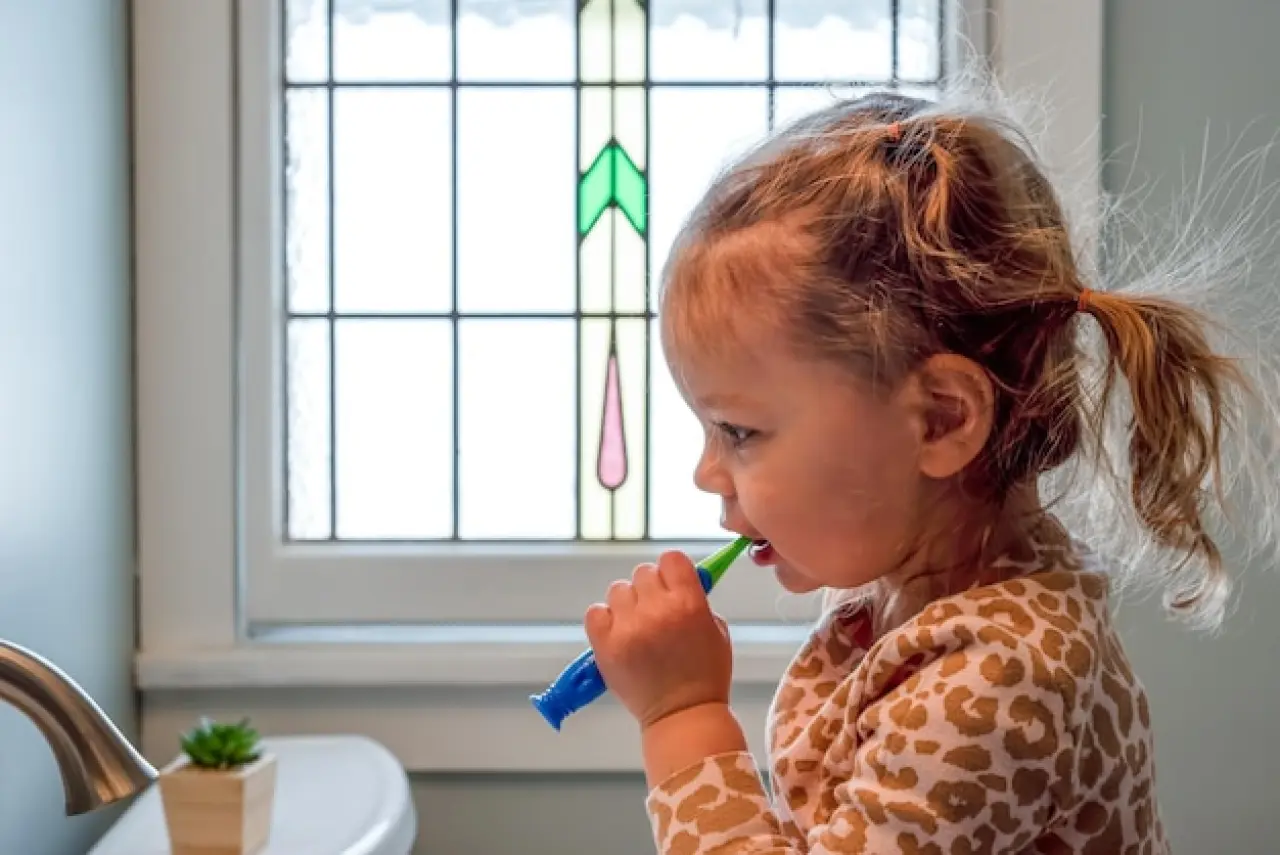 Cute girl brushing teeth at home | Premium Photo