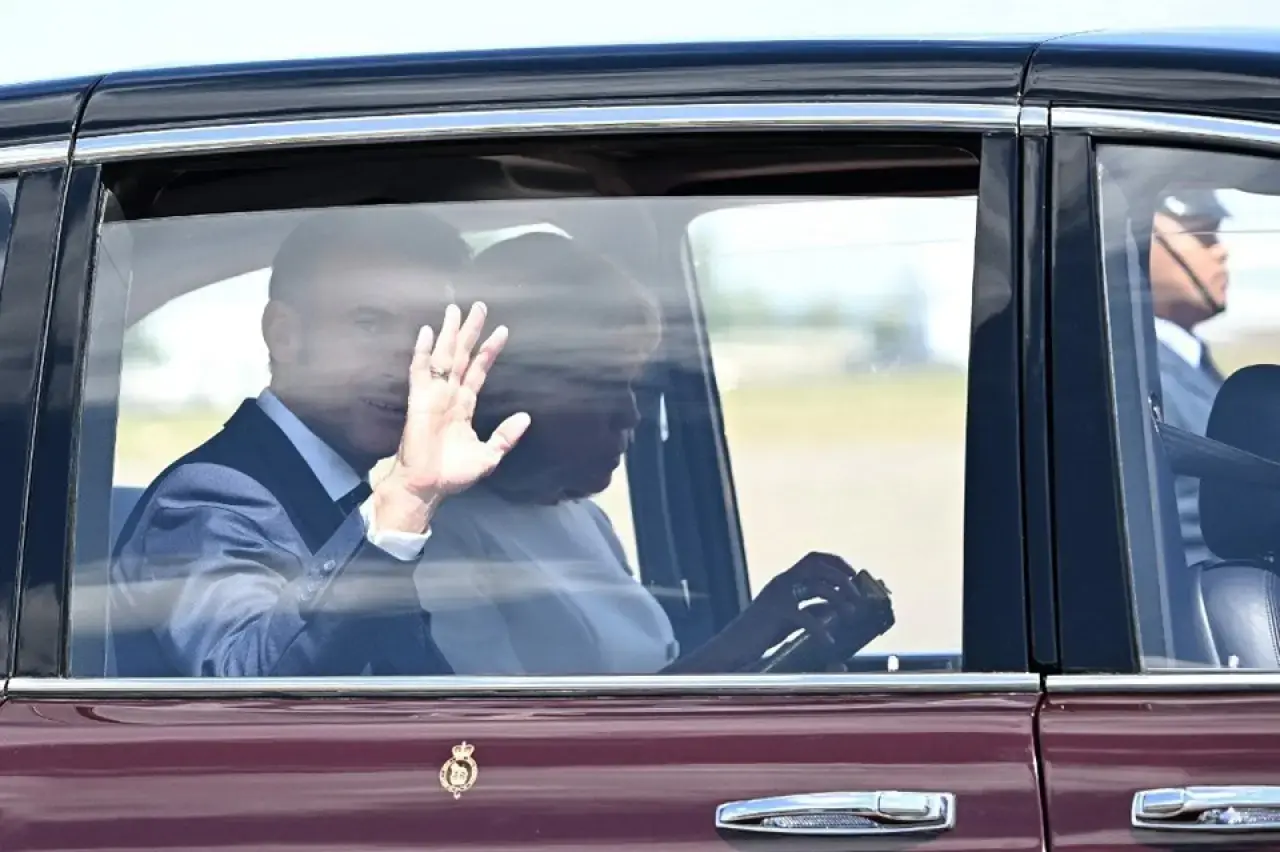 Macron çiftinde bir kriz daha: Elini uzattı, eşi görmezden geldi - 1