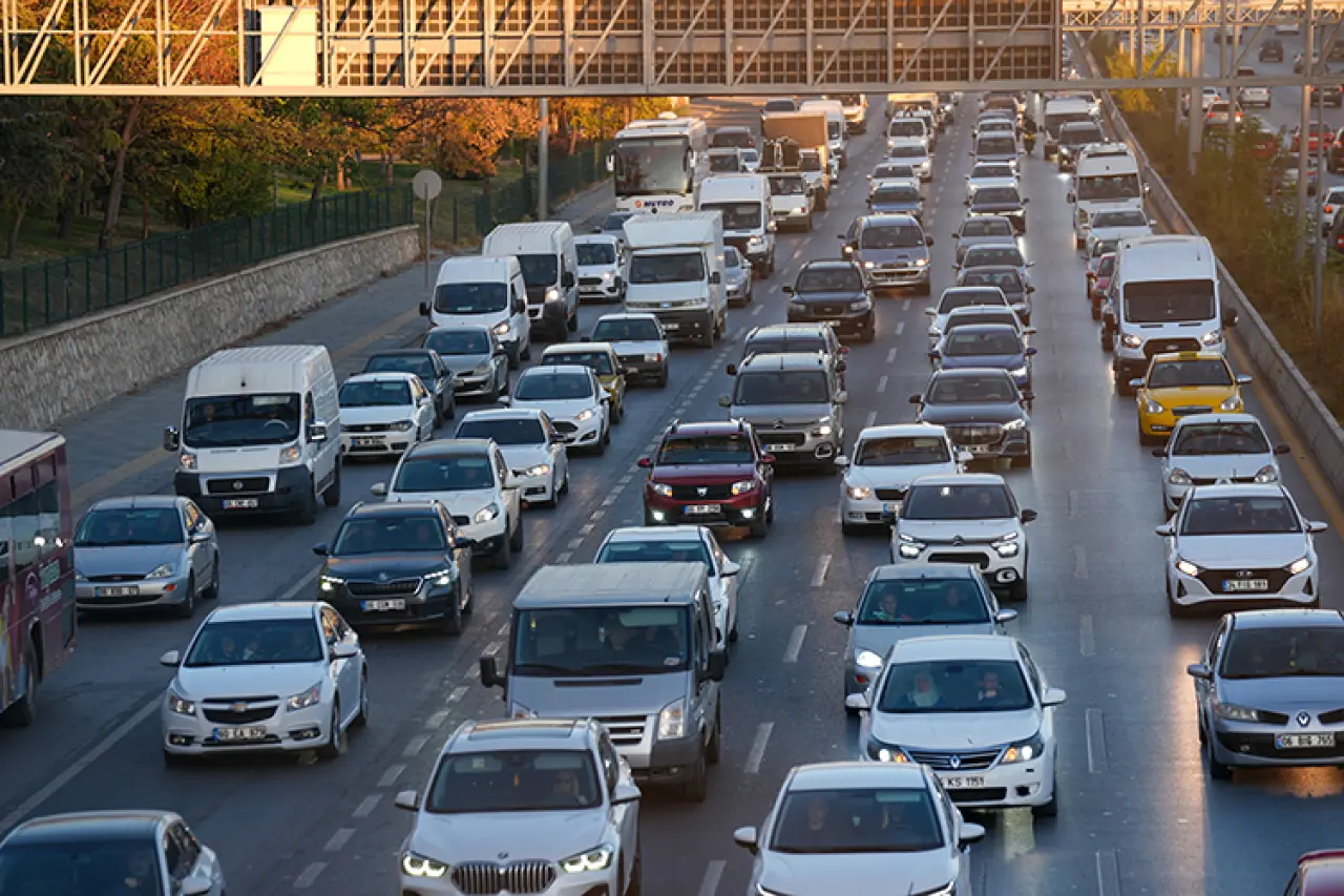 Ankara'da artan trafiğe çözüm için "sıkışıklık ücretlendirmesi" ve "mesai  saati değişikliği" önerisi